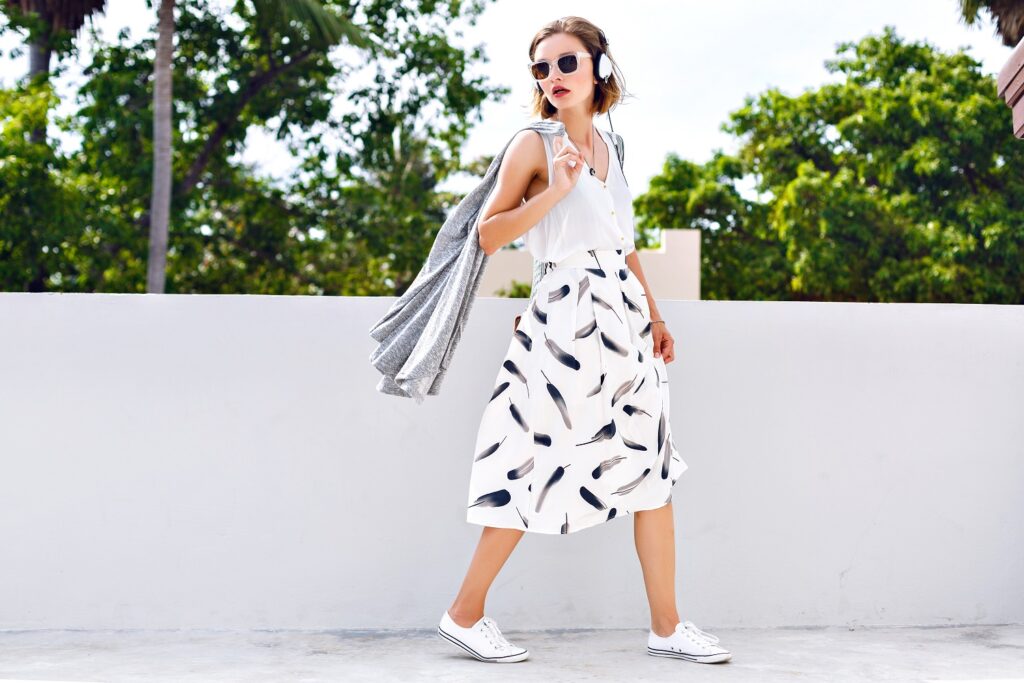 avoid light colors - Simple Yet 7 Stylish Fashion Tips for Monsoons - by livelovelaugh