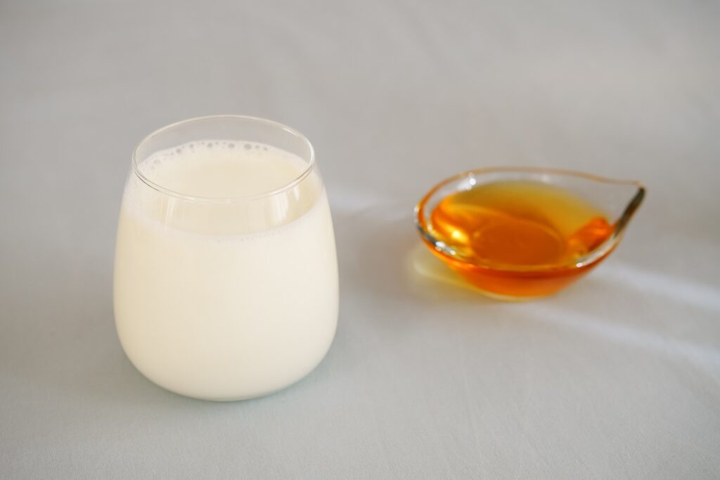 milk and honey - 7 Most Effective Home Remedies- by livelovelaugh