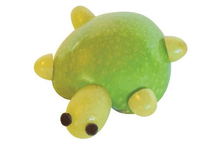 Apple turtle.-5 mint food art recipe to make your kids lunch more exciting.-By Live Love Laugh