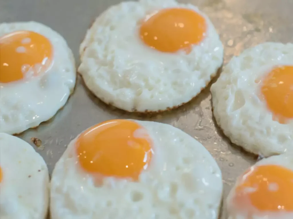 Mini-fried eggs.-5 mint food art recipe to make your kids lunch more exciting.-By Live Love Laugh