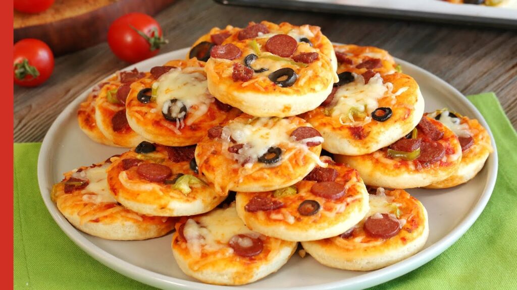 Mini pizza.-5 mint food art recipe to make your kids lunch more exciting.-By Live Love Laugh