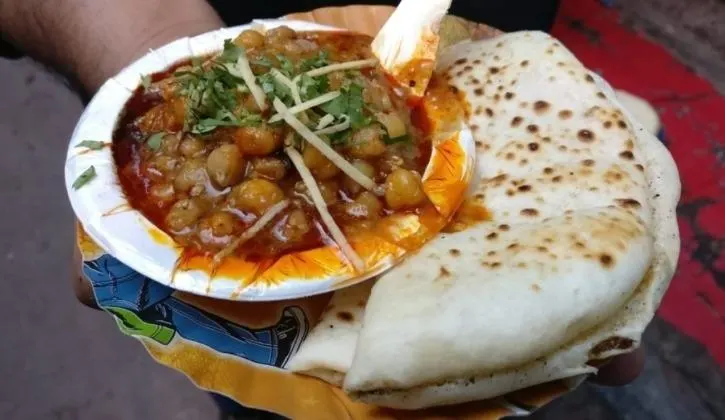 Tadke wale chole kulche-4 Mouth watering street food of Surat that you must try.-by live love laugh